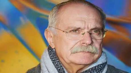 نيكيتا ميخالكوف ينتقد عرض فيلم "المترجم" لغاي ريتشي في روسيا