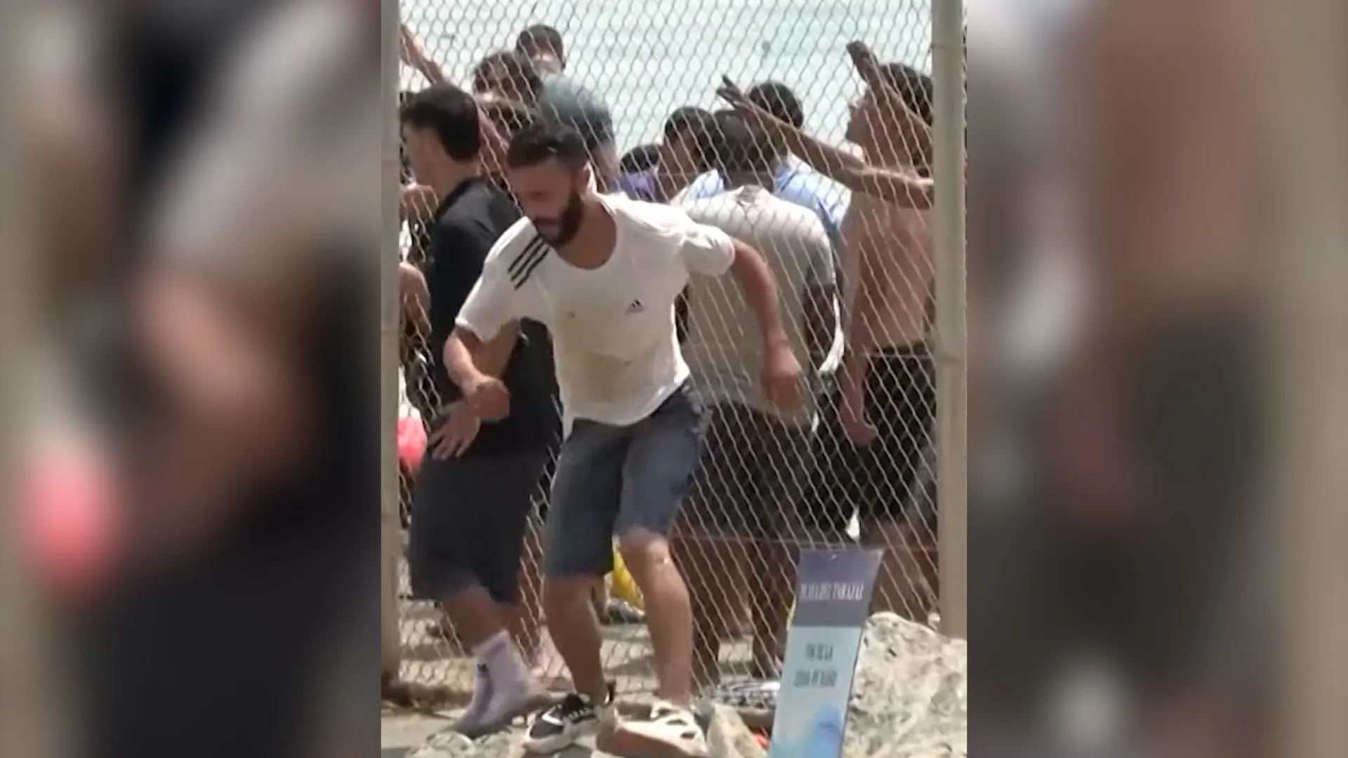 مهاجر مقيم في إسبانيا يصف رحلة عبور عشرات الآلاف إلى "سبتة"