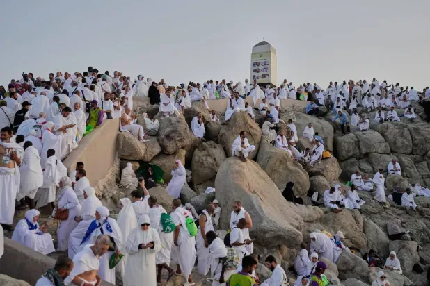 ضيوف الرحمن في صعيد عرفات لأداء ركن الحج الأعظم (ألبوم صور)