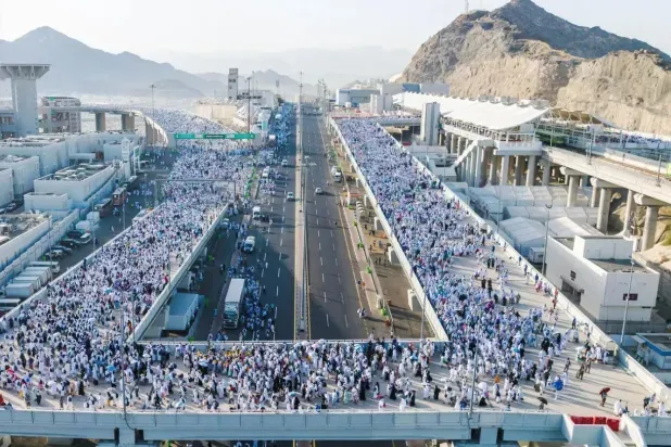 حجاج بيت الله يتوافدون إلى مشعر منى في يوم التروية