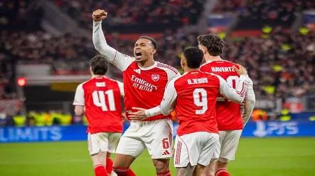 بالفيديو.. لاعب أرسنال يرفض هدية باهظة من مشجع متحمس بعد التتويج