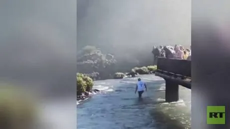 البرازيل.. سائح يخاطر بحياته في شلالات إيغوازو لاستعادة هاتفه المحمول