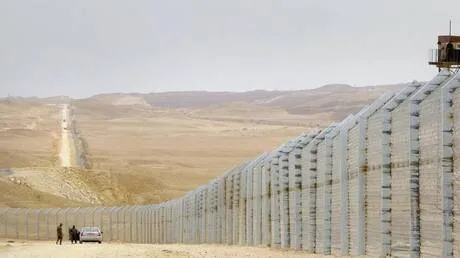 صحيفة عبرية تكشف: مصر تسارع بنشر قوات دولية وتجهز مناطق إيواء مؤقتة في رفح لتجنب الفراغ الأمني