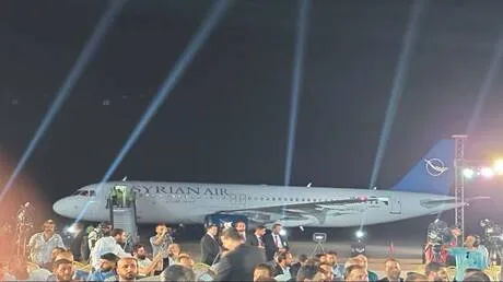 الرئيس أحمد الشرع يصل إلى مطار دير الزور الدولي