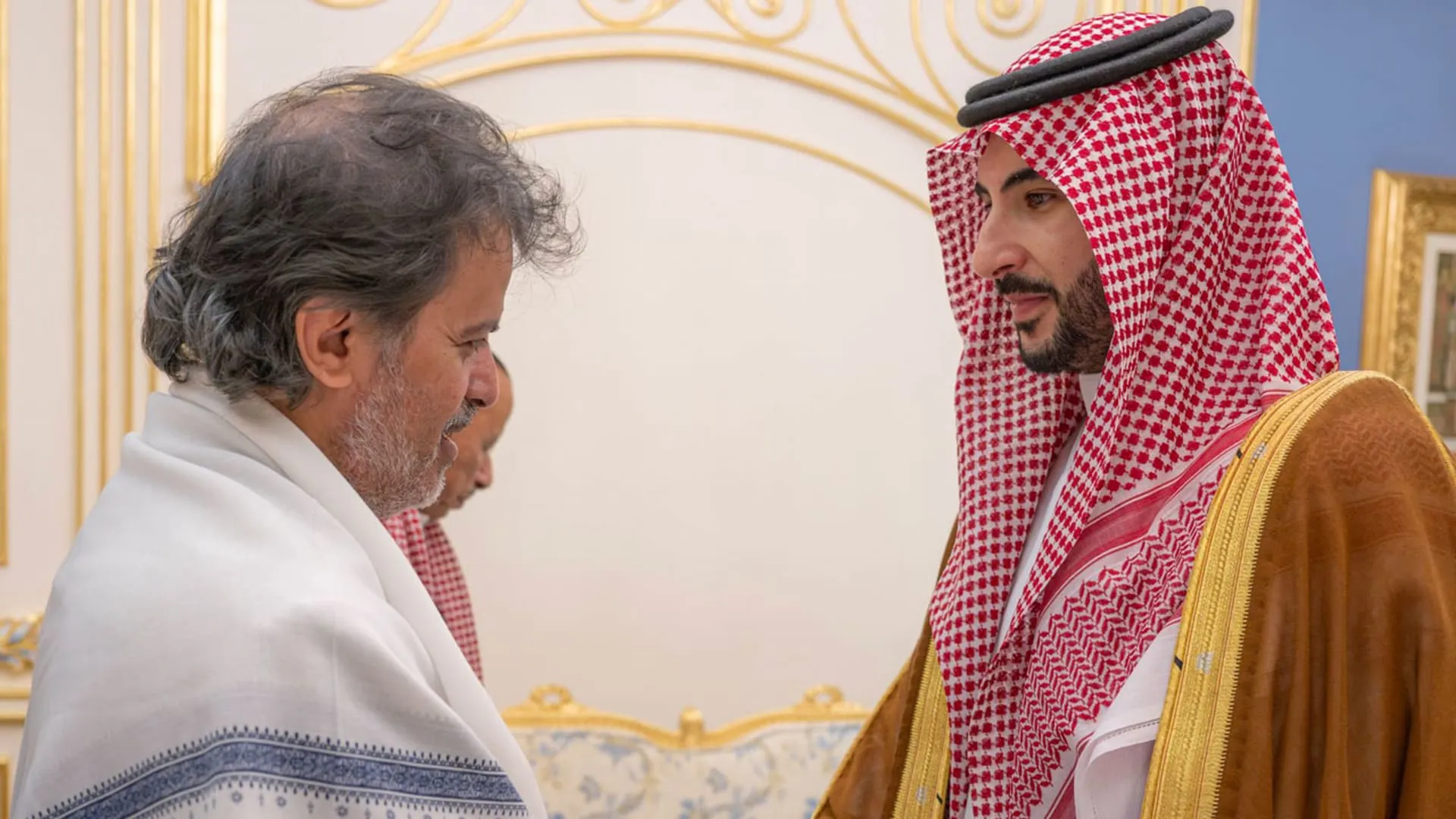 بالأسماء والصور.. مسؤولون سعوديون يعزون ذوي عبدربه منصور هادي يتقدمهم وزير الدفاع خالد بن سلمان