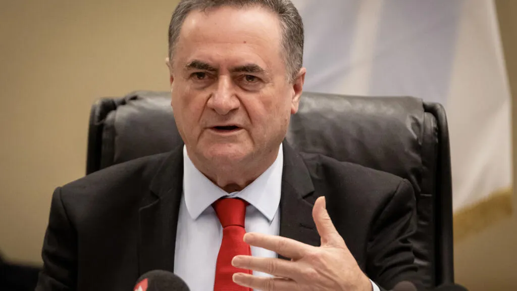 لبنان: الجيش الإسرائيلي يقر بانتماء شخص ظهر بصورة وهو يضرب رأس تمثال للمسيح إلى صفوفه