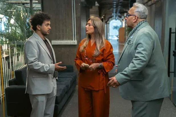 «ابن مين فيهم؟»... مباراة كوميدية بين «رجل مستهتر» و«محامية جادة»