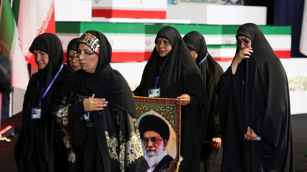 مباشر: عشرات الآلاف يشاركون في مراسم تشييع خامنئي بطهران