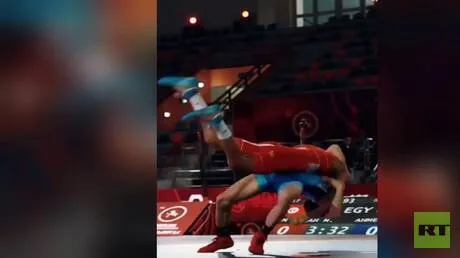 مصارع مصري يخطف الأنظار بحركة مبهرة