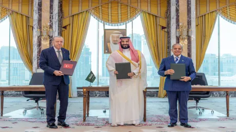 تراجع "الهيمنة" الأمريكية.. خبراء يعددون رسائل حلف مكة الجديد