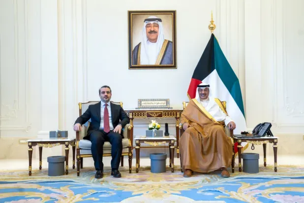 ولي عهد الكويت ووزير الخارجية السوري يبحثان تعزيز التعاون الثنائي