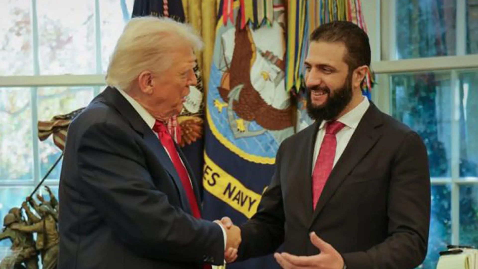 سوريا.. أحمد الشرع يكشف بصورة هدية من ترامب ويعلق