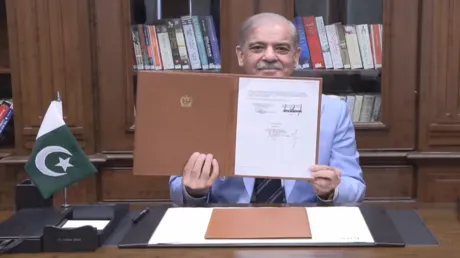 رئيس الوزراء الباكستاني يوقع مذكرة التفاهم في إطار الوساطة في الاتفاق الإيراني الأمريكي