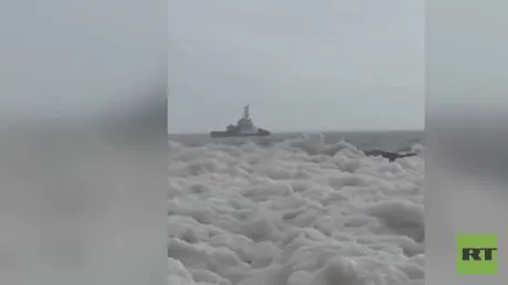 تشيلي.. ظاهرة نادرة لرغوة بحرية على السواحل الشمالية
