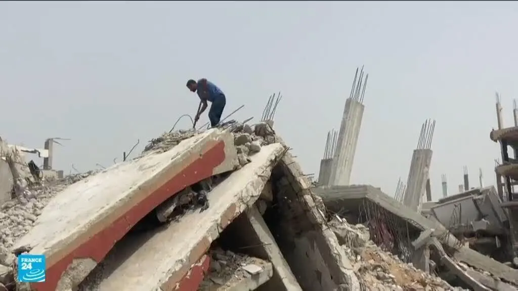 لا أحد يأتي لمساعدتنا.. فلسطينيون في غزة يزيلون أطنانا من الأنقاض بأيديهم العارية