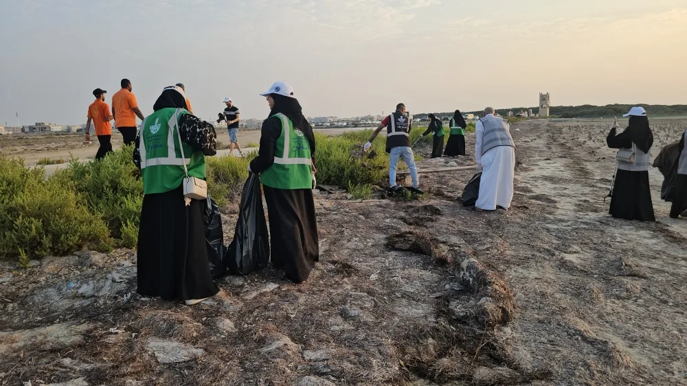 بمشاركة 70 متطوعاً.. رفع 300 طن مخلفات لحماية مانجروف تاروت