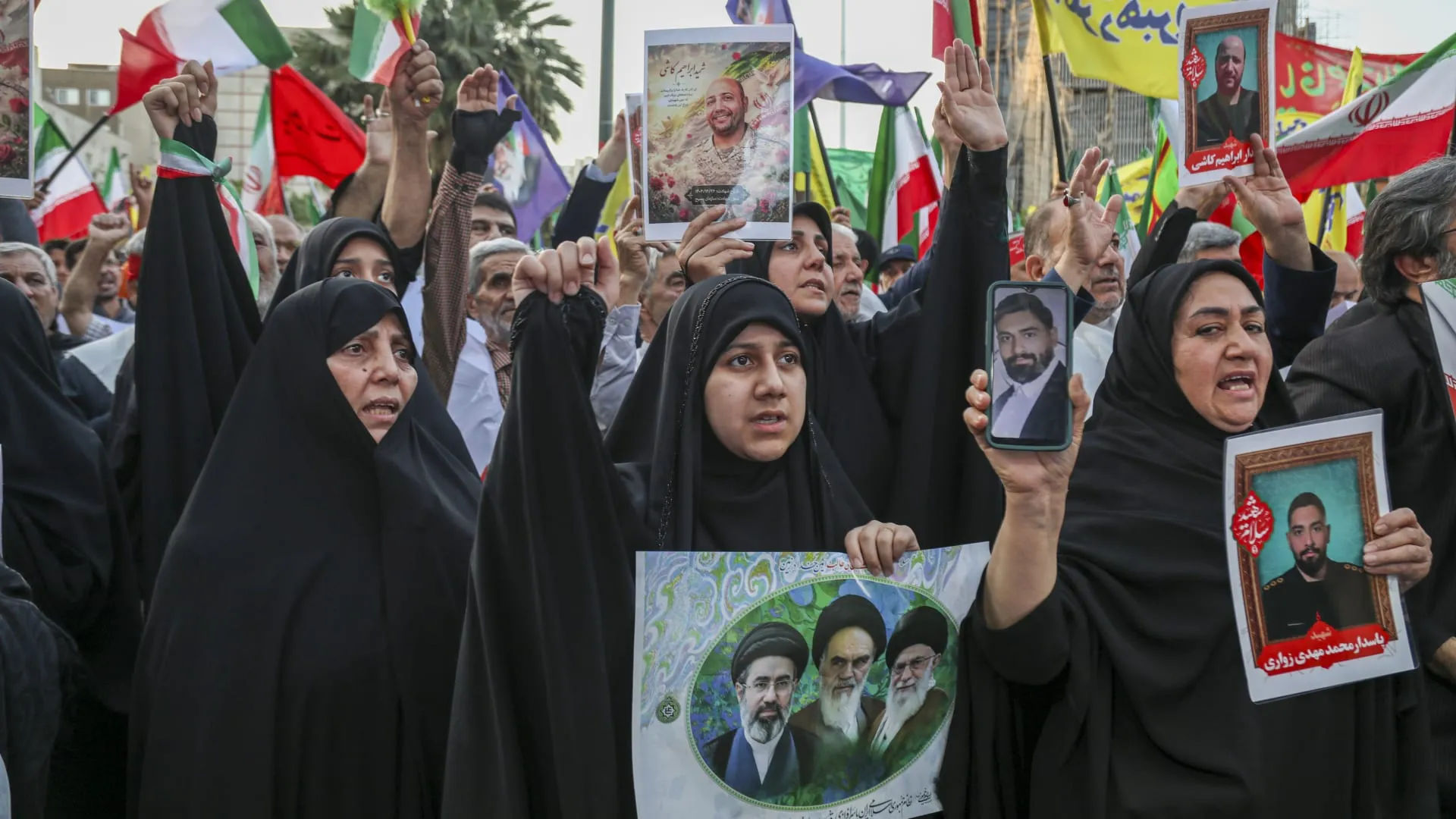 "لن نقبل بالاستسلام".. هل يفسد المتشددون في إيران فرحة "انتصار" النظام بعد الاتفاق مع أمريكا؟