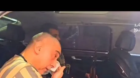 وصول المتهم عاطف نجيب إلى المحكمة بدمشق مع بدء محاكمة شخصيات من عهد الأسد (فيديو)