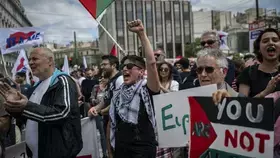 اليونانيون يطالبون بزيادة الأجور وينددون بحرب غزة