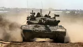 الدبابات الإسرائيلية تطوق النصف الشرقي من رفح.. و30 ألف نازح يومياً 