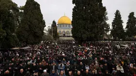 فيديو | 90 ألفاً يؤدون صلاة الجمعة الأولى من رمضان في المسجد الأقصى