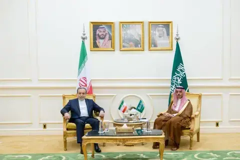 وزير الخارجية يبحث مع نظيره الإيراني التطورات الإقليمية وزير الخارجية يبحث مع نظيره الإيراني التطورات الإقليمية