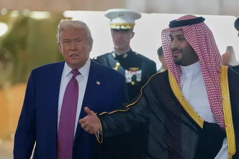 ترامب يصل السعودية في مستهل جولته الخليجية (فيديو) ترامب يصل السعودية في مستهل جولته الخليجية (فيديو)