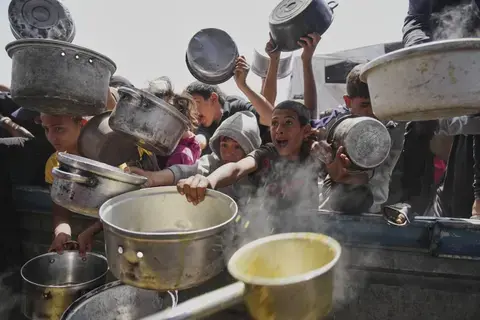 اتفاق بين أمريكا وإسرائيل على آلية توزيع مساعدات في غزة اتفاق بين أمريكا وإسرائيل على آلية توزيع مساعدات في غزة