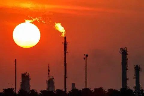النفط يهوي 3% بعد إعلان أوبك+ نيتها تسريع الإنتاج النفط يهوي 3% بعد إعلان أوبك+ نيتها تسريع الإنتاج