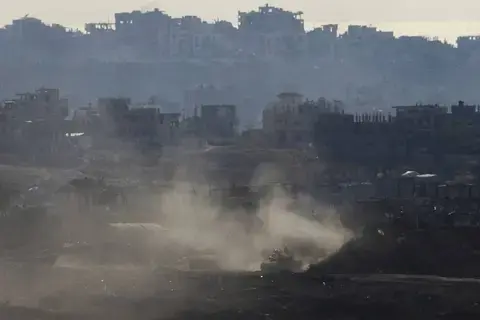 عائلات الرهائن: خطة السيطرة على غزة تُضحي بالمحتجزين الإسرائيليين عائلات الرهائن: خطة السيطرة على غزة تُضحي بالمحتجزين الإسرائيليين