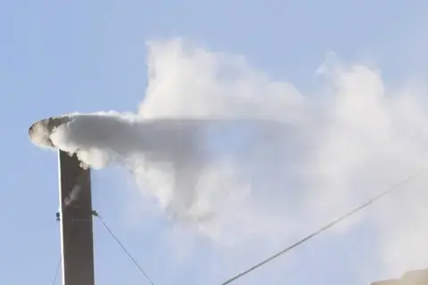 الدخان الأبيض يتصاعد.. كرادلة الفاتيكان يختارون البابا الجديد (فيديو) الدخان الأبيض يتصاعد.. كرادلة الفاتيكان يختارون البابا الجديد (فيديو)