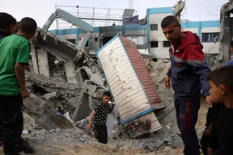 قصفتهم خلال نومهم.. غارة إسرائيلية تقتل أسرة في خيمة بغزة قصفتهم خلال نومهم.. غارة إسرائيلية تقتل أسرة في خيمة بغزة