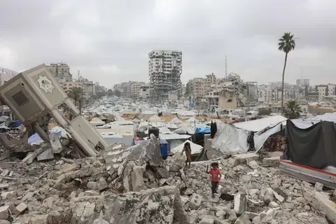 الجيش الإسرائيلي يقصف مستشفى ناصر في غزة الجيش الإسرائيلي يقصف مستشفى ناصر في غزة