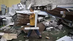 الصور توثق دمار إعصار قوانغتشو الصينية