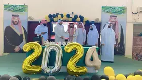 سبعيني يتخرج مع ابنه من الثانوية