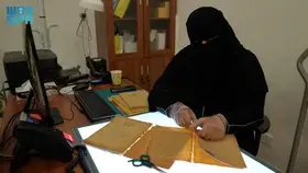سعوديات يدرن مركز الترميم بمكتبة المؤسس