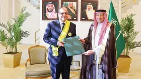 تقليد السفيرين الفلسطيني والمصري وشاح الملك عبدالعزيز