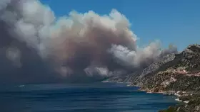استعار حريق غابات بجزيرة ليسبوس اليونانية والسلطات تخلي منتجعات ساحلية
