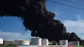 صاعقة تشعل حريقاً هائلاً في منشأة لتخزين الوقود بكوبا