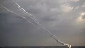 صواريخ فلسطينية تصل غرب القدس في ثالث أيام القتال بغزة