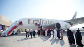 طائرة «الإمارات A380» تجذب زوار معرض البحرين للطيران