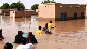 "طفل يصارع الموت مع عمود كهرباء".. شاهد مآسي مروعة لاجتياح السيول بورتسودان