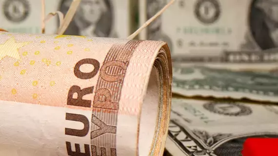 اليورو يتجه للتكافؤ مع الدولار مرة أخرى