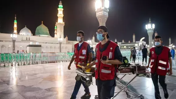 امرأة تضع مولودها وسط ساحة المسجد النبوي امرأة تضع مولودها وسط ساحة المسجد النبوي