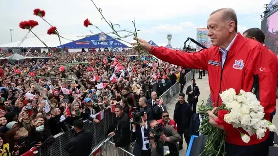 أول ظهور لأردوغان بين مؤيديه بعد وعكته: الآن الحمد لله