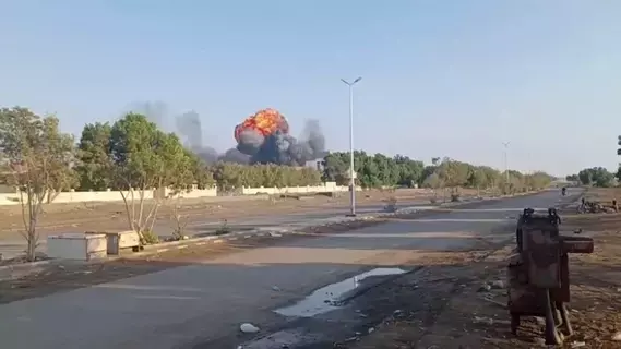 الحديدة تتعرض لقصف أمريكي - بريطاني