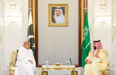 ولي العهد ورئيس وزراء باكستان يبحثان تطوير العلاقات الثنائية