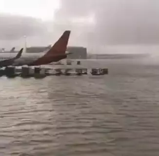 فيديو.. الأمطار تحول مطار دبي إلى بحر وفيضانات تغرق شوارع الإمارات