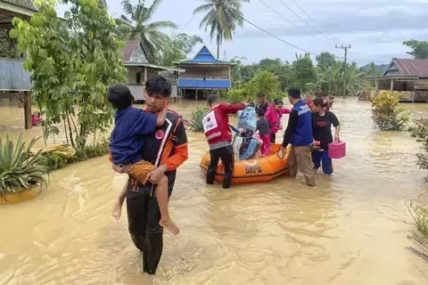 14 قتيلا جراء انهيارات أرضية في جزيرة إندونيسية