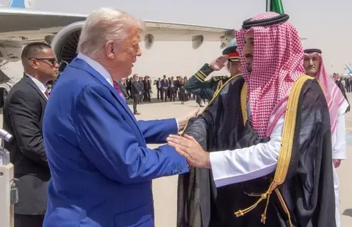 الرئيس الأمريكي يصل السعودية في زيارة دولة وولي العهد في مقدمة مستقبليه الرئيس الأمريكي يصل السعودية في زيارة دولة وولي العهد في مقدمة مستقبليه